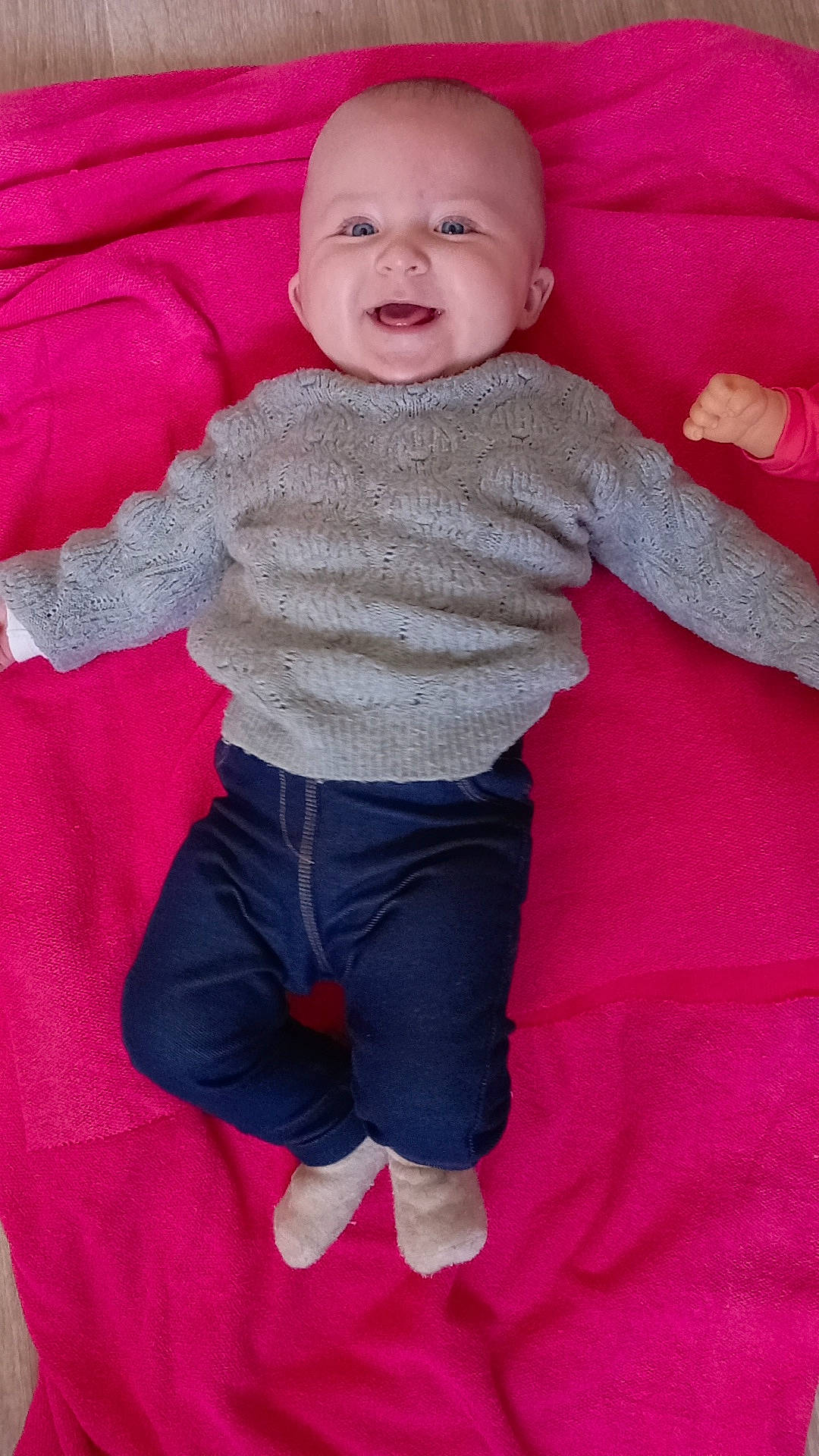 Lya participe au concours pour gagner de l'argent avec cette photo : baby, baby_toddler_clothing, child, electric_blue, eye, happy, head, joy, leg, linens, magenta, nose, pattern, person, pink, shorts, sleeve, smile, sportswear, t_shirt