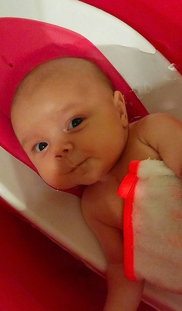 Neyliah a rejoint le concours — aidez-le/la à gagner de superbes lots ! cheek, child, close_up, finger, hand, infant, lip, mouth, person, pink, product, skin, toddler