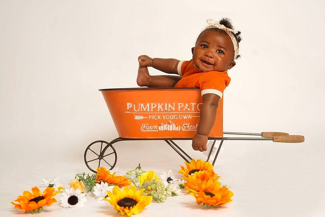 Kross is registered to the contest to win money with this photo: advertising, basket, bouquet, cut_flowers, fashion_accessory, floral_design, floristry, flower, flower_arranging, font, happy, natural_foods, orange, person, petal, plant, product, smile, toddler, wheel