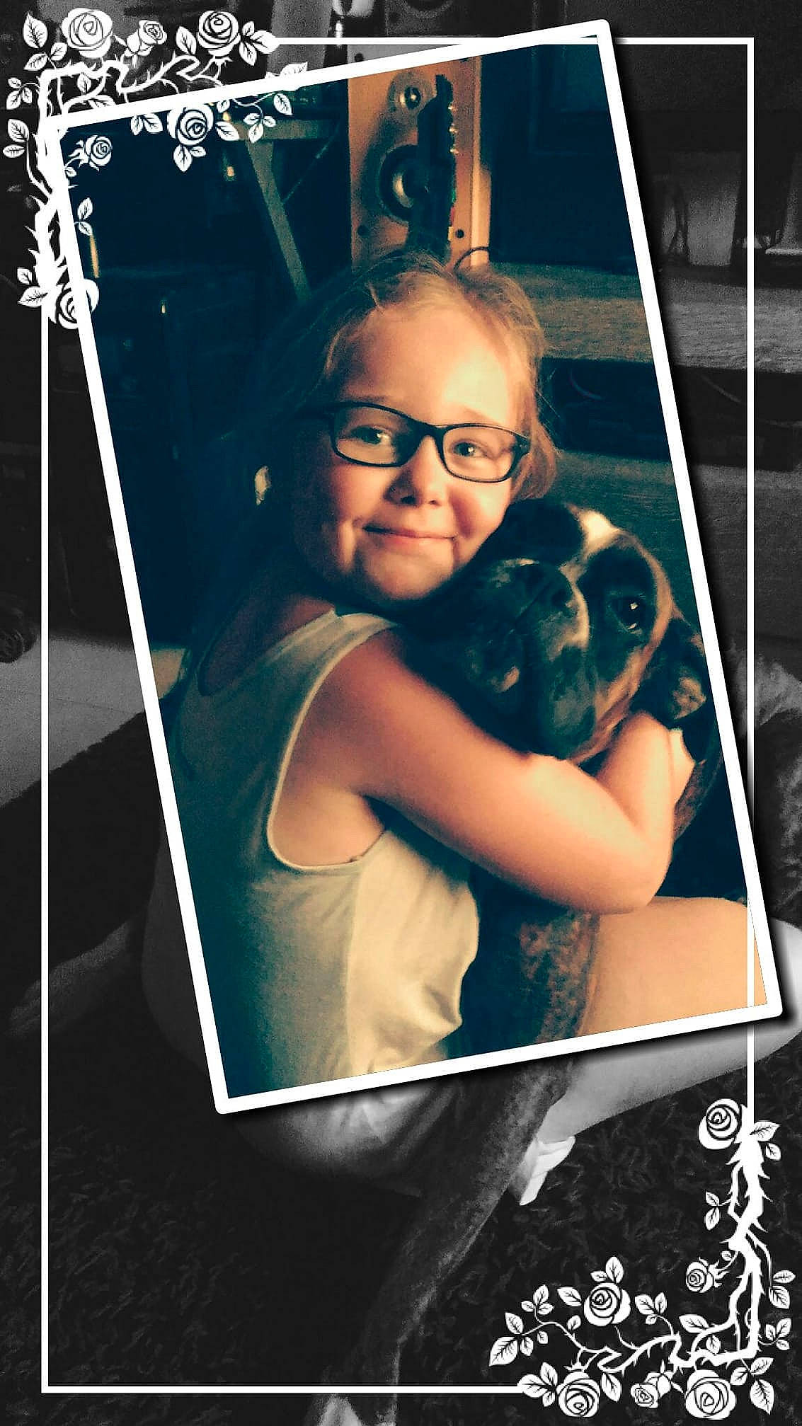 Malika participe au concours pour gagner de l'argent avec cette photo : cool, eyewear, fun, girl, glasses, person, photograph, photography, poster, smile, vision_care