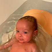 Leony participe au concours pour gagner de l'argent avec cette photo : arm, baby, bath, bathtub, child, comfort, cute, expression, face, floating, head, indoors, infant, relaxing, shoulder, skin, support, water, wet, young