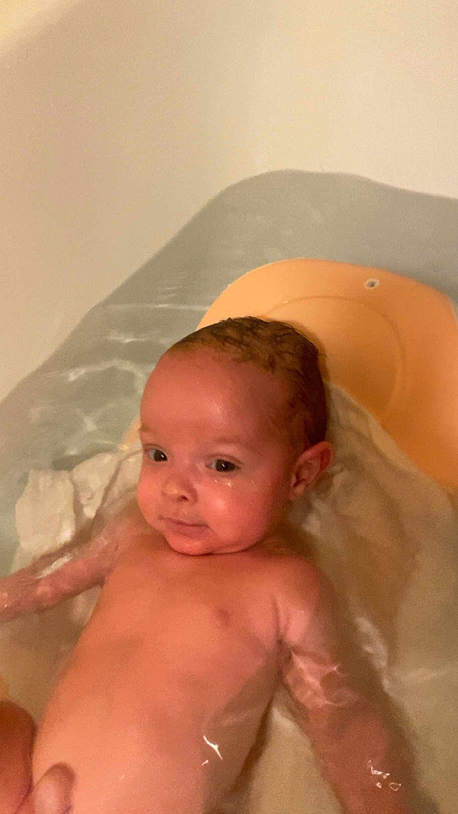 Leony participe au concours pour gagner de l'argent avec cette photo : arm, baby, bath, bathtub, child, comfort, cute, expression, face, floating, head, indoors, infant, relaxing, shoulder, skin, support, water, wet, young