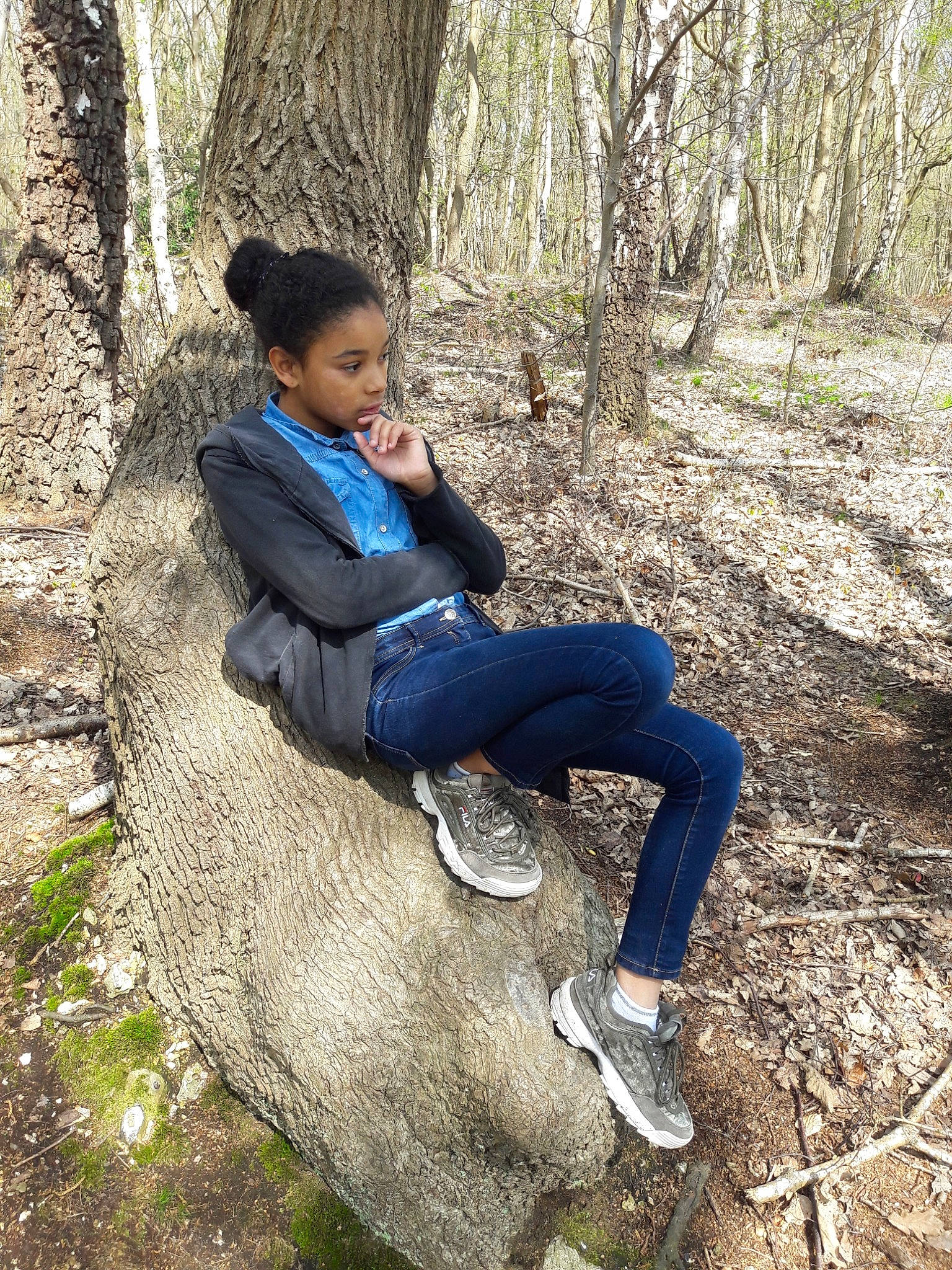 Tanya participe au concours pour gagner de l'argent avec cette photo : child, forest, fun, jeans, leisure, person, plant, play, recreation, rock, sitting, tree, trunk, woodland