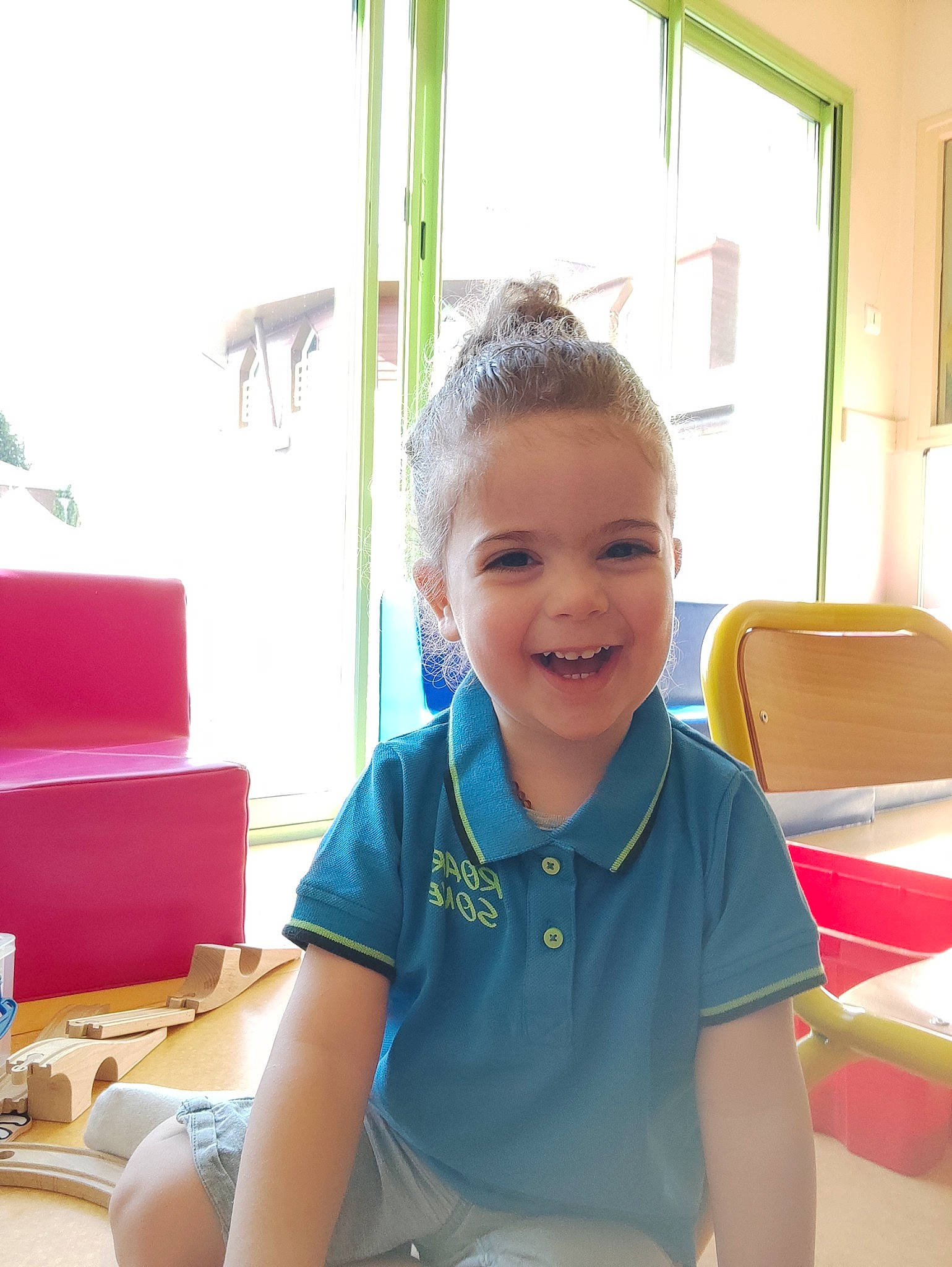 Aylan participe au concours pour gagner de l'argent avec cette photo : baby, baby_toddler_clothing, chair, child, electric_blue, fun, happy, joy, leisure, person, play, room, sitting, skin, sleeve, smile, t_shirt, toddler, vacation, window