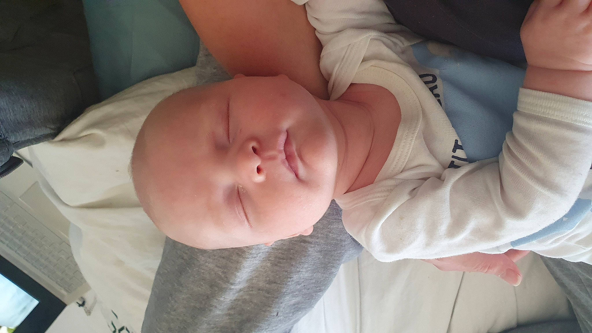 Mathéo a rejoint le concours — aidez-le/la à gagner de superbes lots ! abdomen, baby, baby_toddler_clothing, cheek, child, clothing, comfort, eyelash, finger, gesture, hand, head, human_body, lip, mouth, nose, person, skin, sleeve, thumb