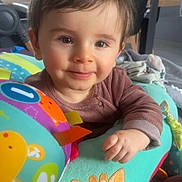 Lohen participe au concours pour gagner de l'argent avec cette photo : toddler, child, smile, face, indoor, plush_toy, giraffe, colorful, hand, curly_hair, playing, baby, soft_toys, cozy, cute, young_child, clothing, person, happy, close_up