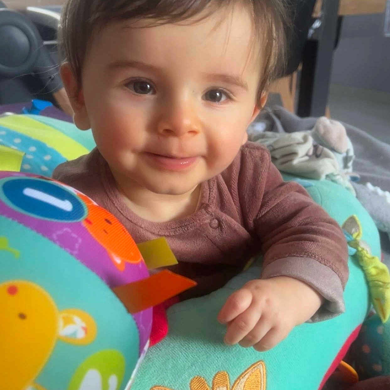 Lohen participe au concours pour gagner de l'argent avec cette photo : baby, child, close_up, clothing, colorful, cozy, curly_hair, cute, face, giraffe, hand, happy, indoor, person, playing, plush_toy, smile, soft_toys, toddler, young_child