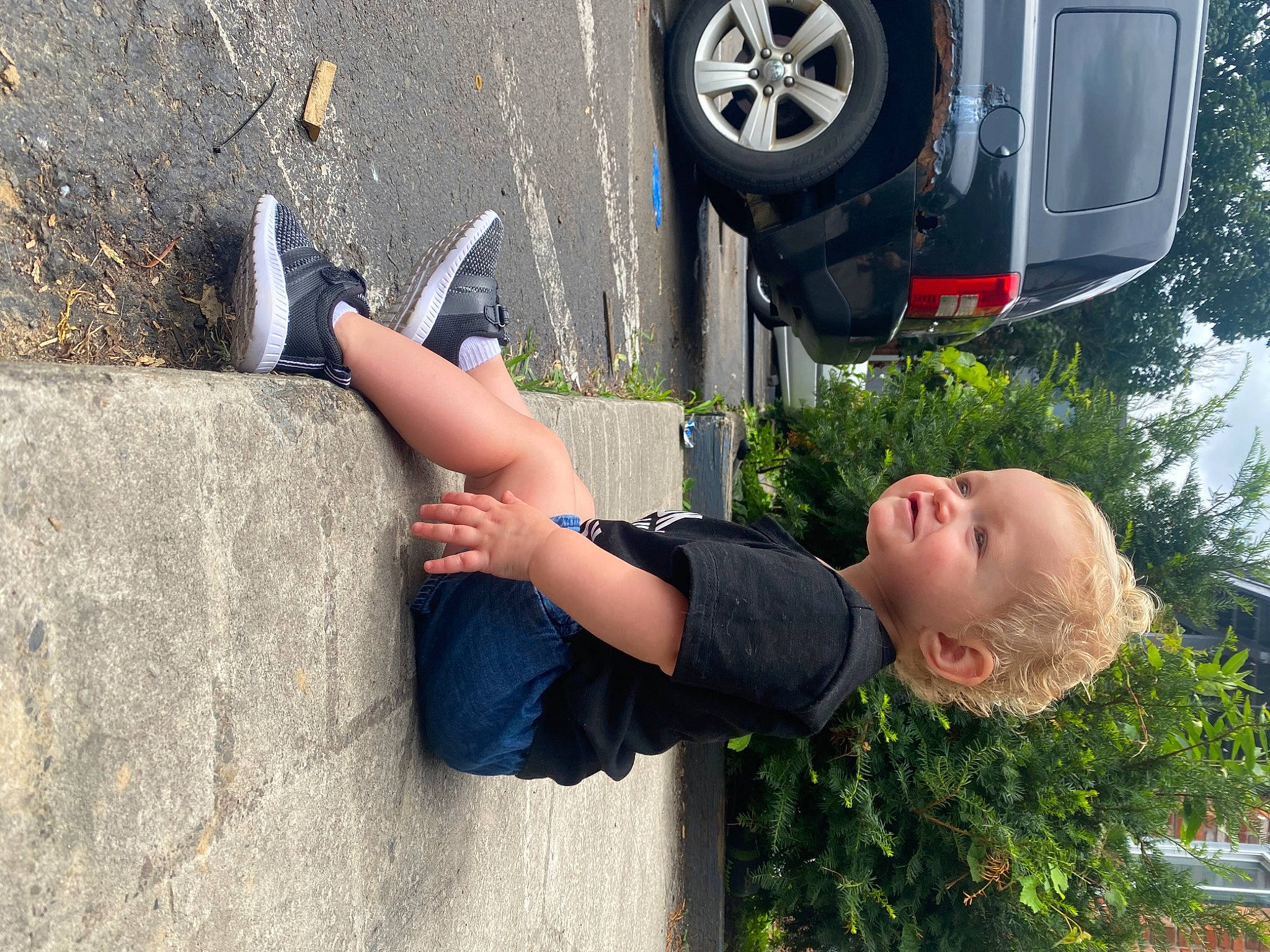 Violette is registered to the contest to win money with this photo: automotive_exterior, automotive_lighting, automotive_tire, bumper, car, fender, fun, hubcap, human_leg, leisure, motor_vehicle, person, rim, rolling, tire, tire_care, tread, tree, vehicle, vehicle_door