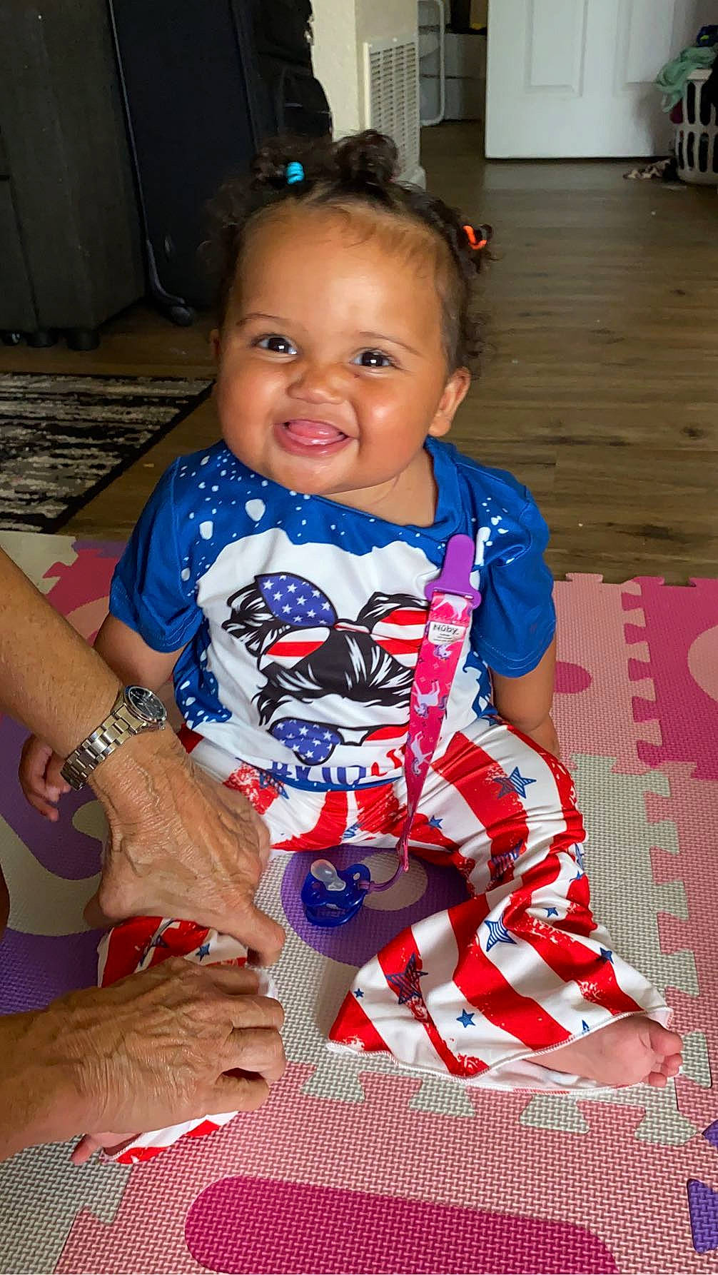 Avelina is registered to the contest to win money with this photo: baby, baby_toddler_clothing, bracelet, carmine, child, electric_blue, event, flooring, fun, hand, happy, head, jewellery, joy, pattern, person, sitting, sleeve, smile, t_shirt