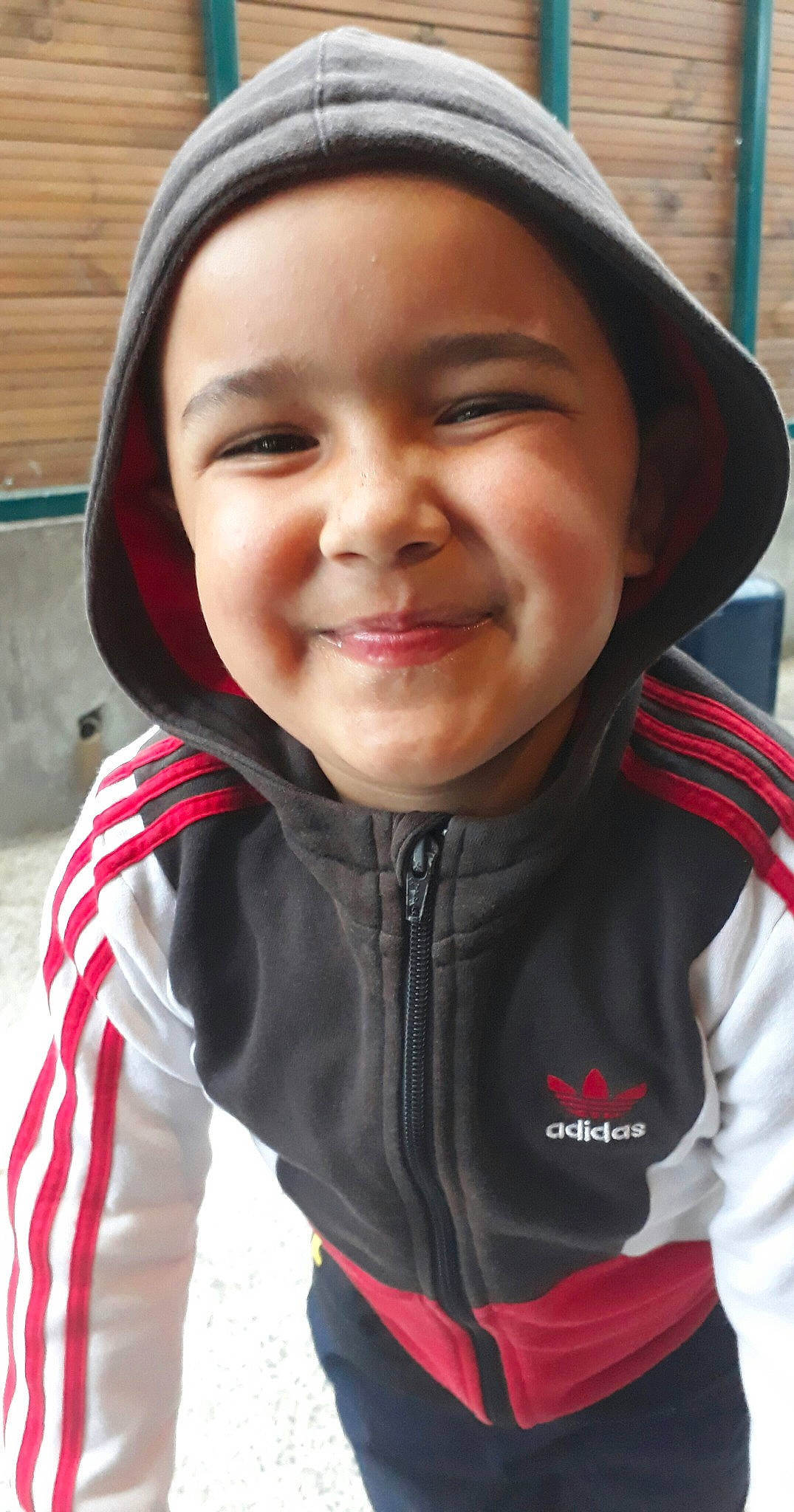 Oliver a rejoint le concours — aidez-le/la à gagner de superbes lots ! cap, child, cool, day, facial_expression, fashion_accessory, fun, girl, headgear, joy, outerwear, person, product, smile