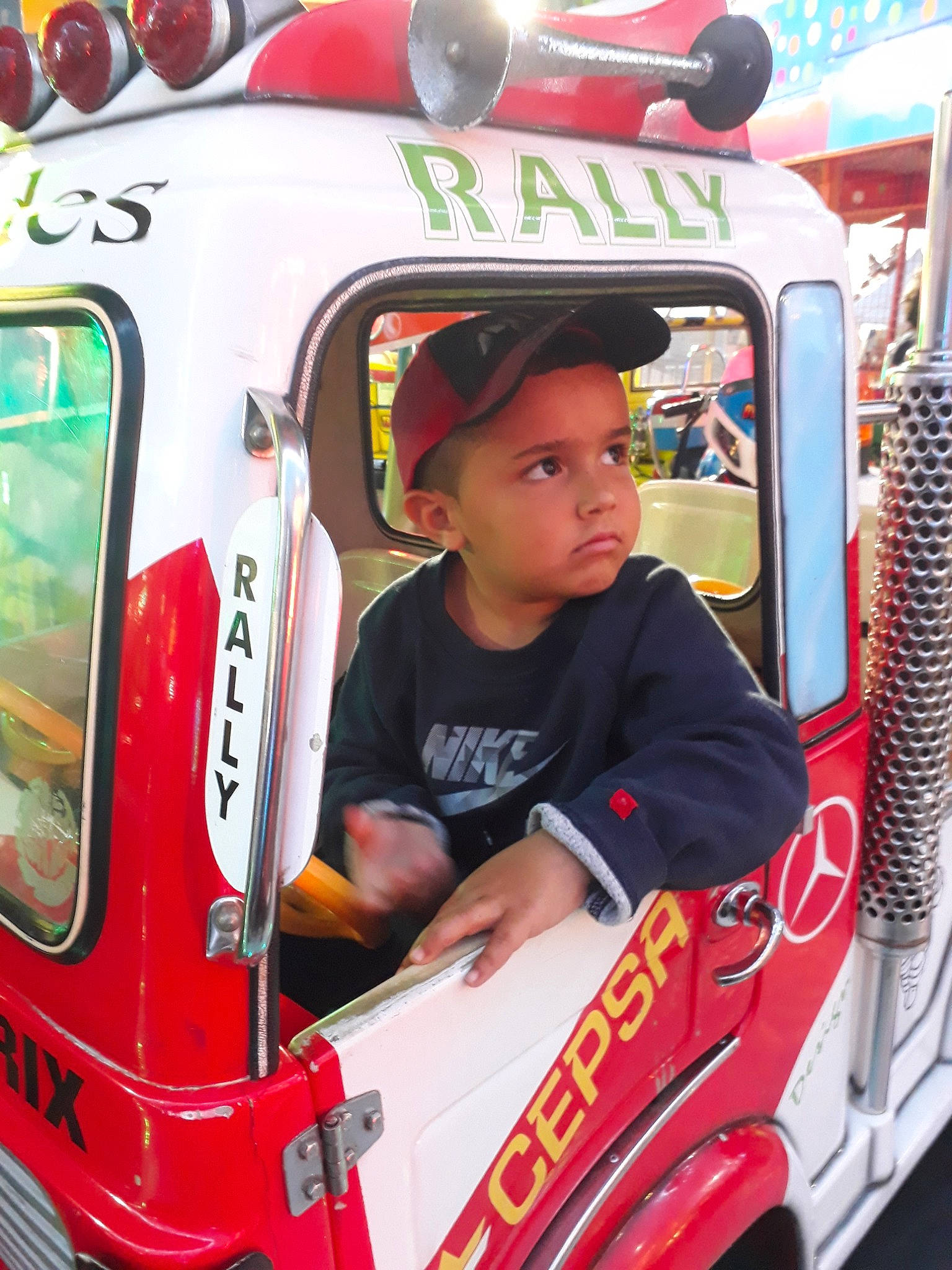 Oliver participe au concours pour gagner de l'argent avec cette photo : automotive_exterior, car, emergency_vehicle, mode_of_transport, motor_vehicle, person, product, red, toddler, vehicle