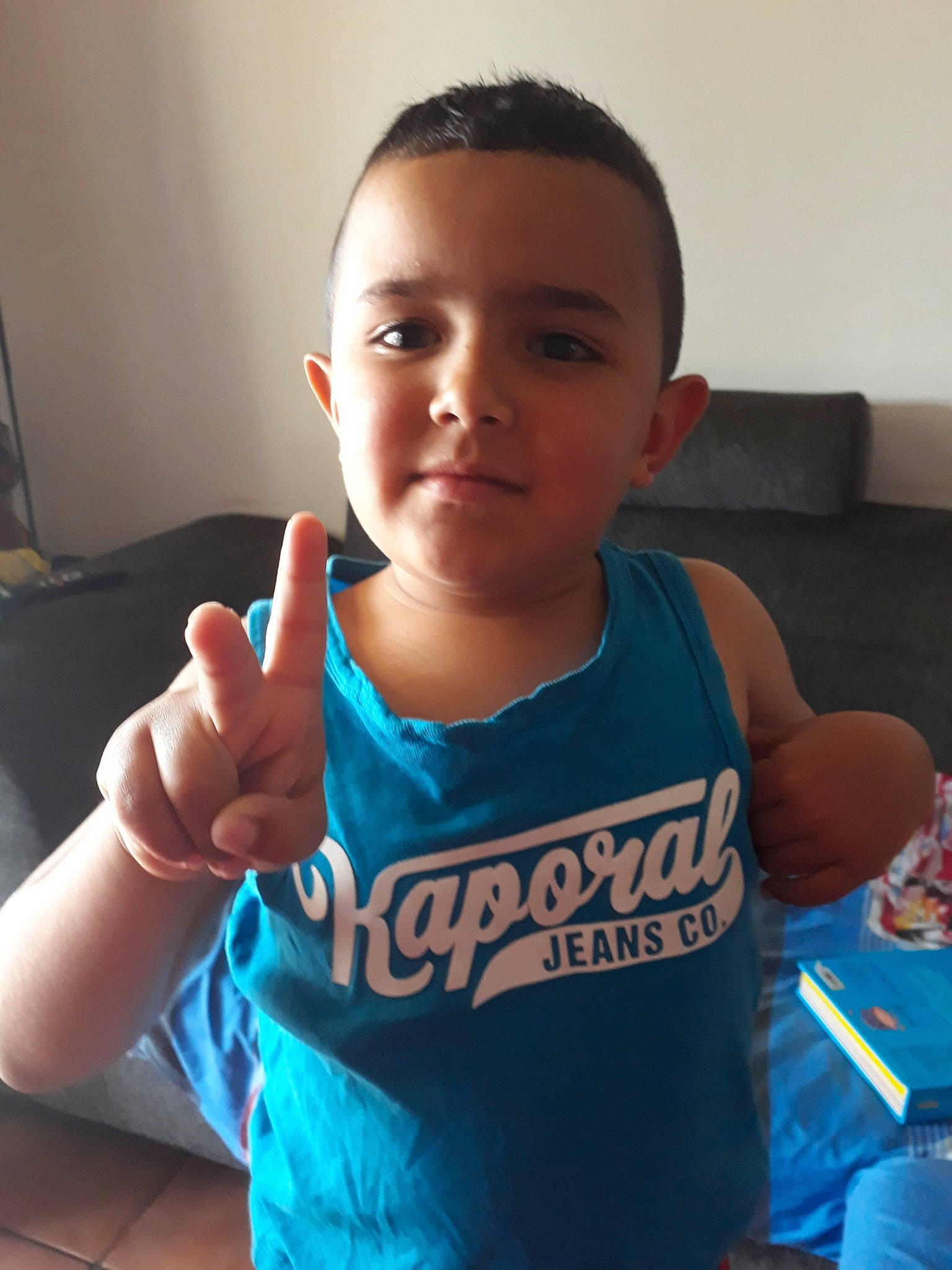 Oliver participe au concours pour gagner de l'argent avec cette photo : arm, blue, boy, child, chin, cool, day, finger, fun, hairstyle, hand, joy, person, product, smile, thumb, toddler