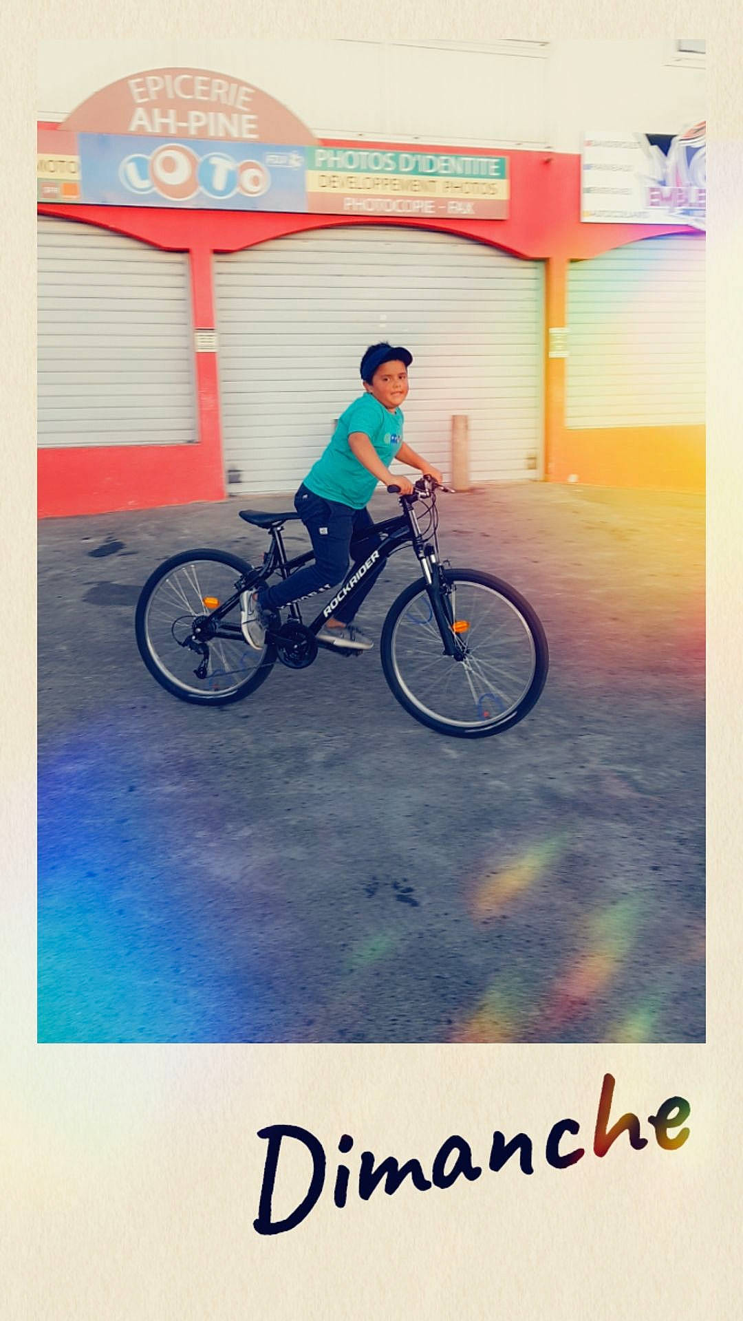 Oliver a rejoint le concours — aidez-le/la à gagner de superbes lots ! bicycle, bicycle_accessory, bicycle_fork, bicycle_frame, bicycle_handlebar, bicycle_part, bicycle_tire, bicycle_wheel, bicycle_wheel_rim, bicycles_equipment_and_supplies, crankset, font, headwear, mode_of_transport, motor_vehicle, person, poster, recreation, smile, spoke