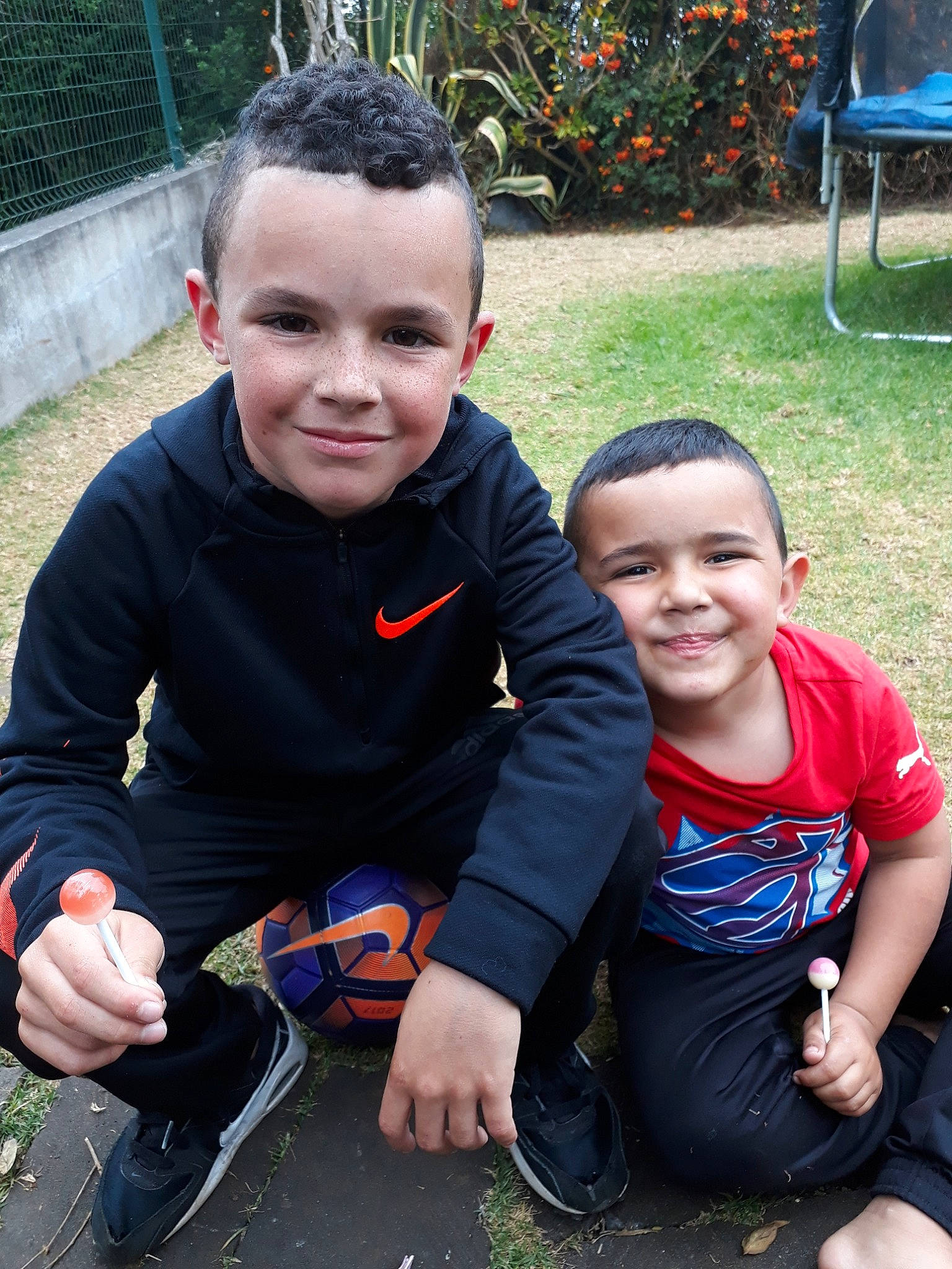 Lorenzo a rejoint le concours — aidez-le/la à gagner de superbes lots ! boy, car, child, day, emotion, facial_expression, fun, girl, grass, joy, male, people, person, plant, play, product, recreation, smile, toddler, tree