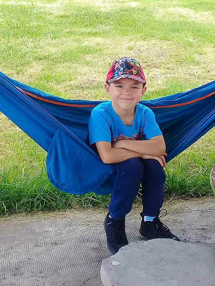 Lorenzo participe au concours pour gagner de l'argent avec cette photo : blue, child, clothing, cool, fun, girl, hammock, headgear, headwear, joy, leisure, outerwear, person, play, recreation, sitting, smile, vacation