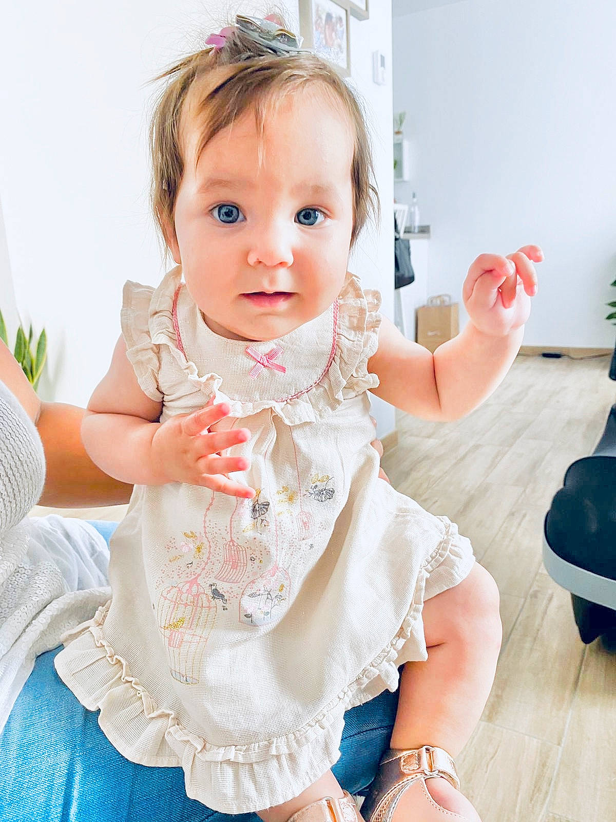 Zoë a rejoint le concours — aidez-le/la à gagner de superbes lots ! baby, baby_toddler_clothing, beauty, child, child_model, dress, fashion_accessory, finger, hand, lace, outerwear, person, pink, play, ruffle, sitting, skin, sleeve, textile, toddler