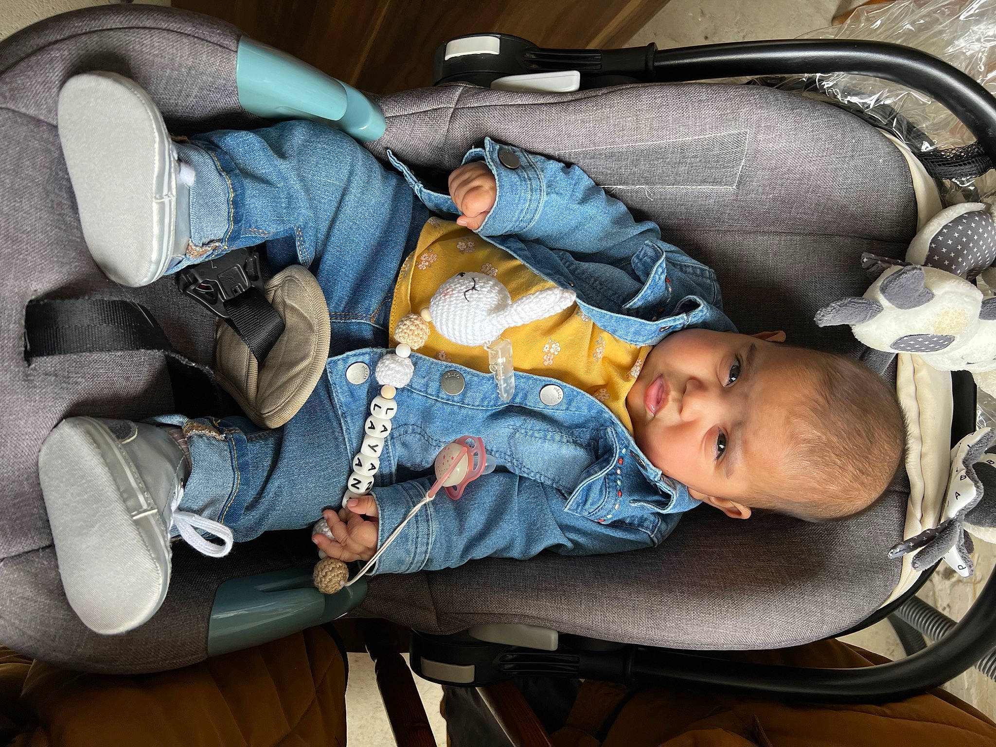 Layana participe au concours pour gagner de l'argent avec cette photo : auto_part, baby, baby_carriage, baby_in_car_seat, baby_products, baby_safety, baby_toddler_clothing, bag, car_seat, child, comfort, denim, lap, nap, person, sitting, sleep, toddler