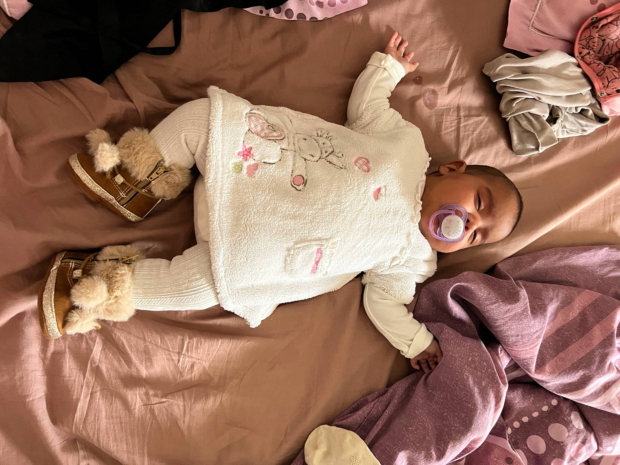 Layana participe au concours pour gagner de l'argent avec cette photo : arm, baby, baby_products, baby_sleeping, baby_toddler_clothing, bedding, bedtime, cheek, child, comfort, facial_expression, human_body, linens, nap, pattern, person, room, skin, sleep, sleeve