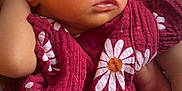 Izy a rejoint le concours — aidez-le/la à gagner de superbes lots ! baby, sleeping, infant, blanket, maroon, daisies, flower_pattern, peaceful, closeup, face, skin, arm, hand, soft, cozy, rest, comfort, newborn, child, portrait