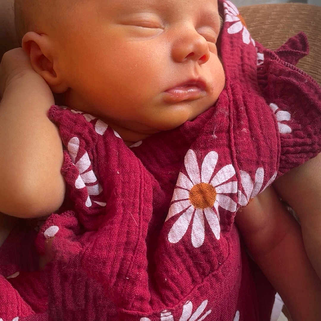 Izy a rejoint le concours — aidez-le/la à gagner de superbes lots ! arm, baby, blanket, child, closeup, comfort, cozy, daisies, face, flower_pattern, hand, infant, maroon, newborn, peaceful, portrait, rest, skin, sleeping, soft