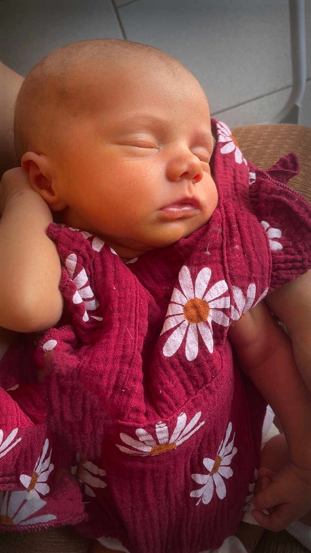 Izy a rejoint le concours — aidez-le/la à gagner de superbes lots ! baby, sleeping, infant, blanket, maroon, daisies, flower_pattern, peaceful, closeup, face, skin, arm, hand, soft, cozy, rest, comfort, newborn, child, portrait