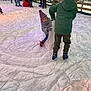 Amy participe au concours pour gagner de l'argent avec cette photo : children, ice_skating, winter_clothing, ice_rink, snow, skates, hat, scarf, gloves, playful, child, outdoor, activity, fun, cold_weather, people, fence, building, daytime, family