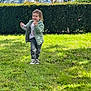 Amy a rejoint le concours — aidez-le/la à gagner de superbes lots ! child, grass, jacket, sneakers, outdoor, hedge, car, smile, running, greenery, daylight, casual_clothing, young_child, parked_car, holding_object, happy, trees, urban, playful, nature