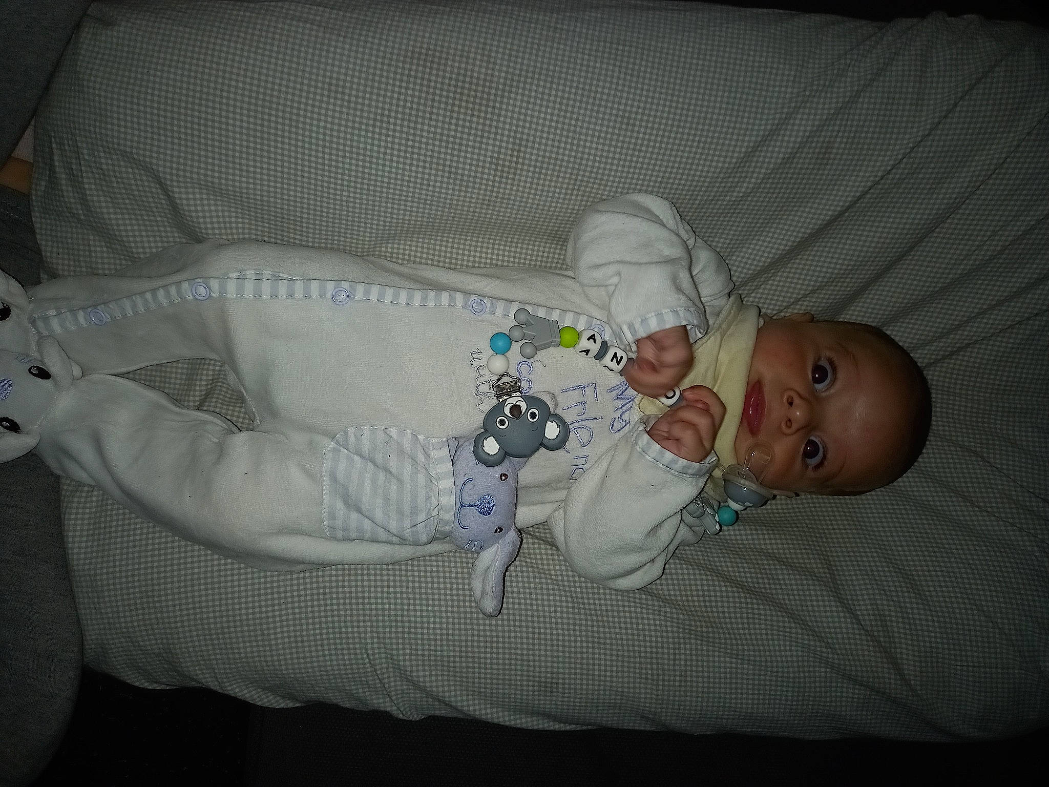 José António a rejoint le concours — aidez-le/la à gagner de superbes lots ! baby, baby_products, baby_safety, baby_sleeping, baby_toddler_clothing, bedtime, child, comfort, hat, infant_bed, linens, mammal, nap, person, product, room, sitting, sleep, toddler