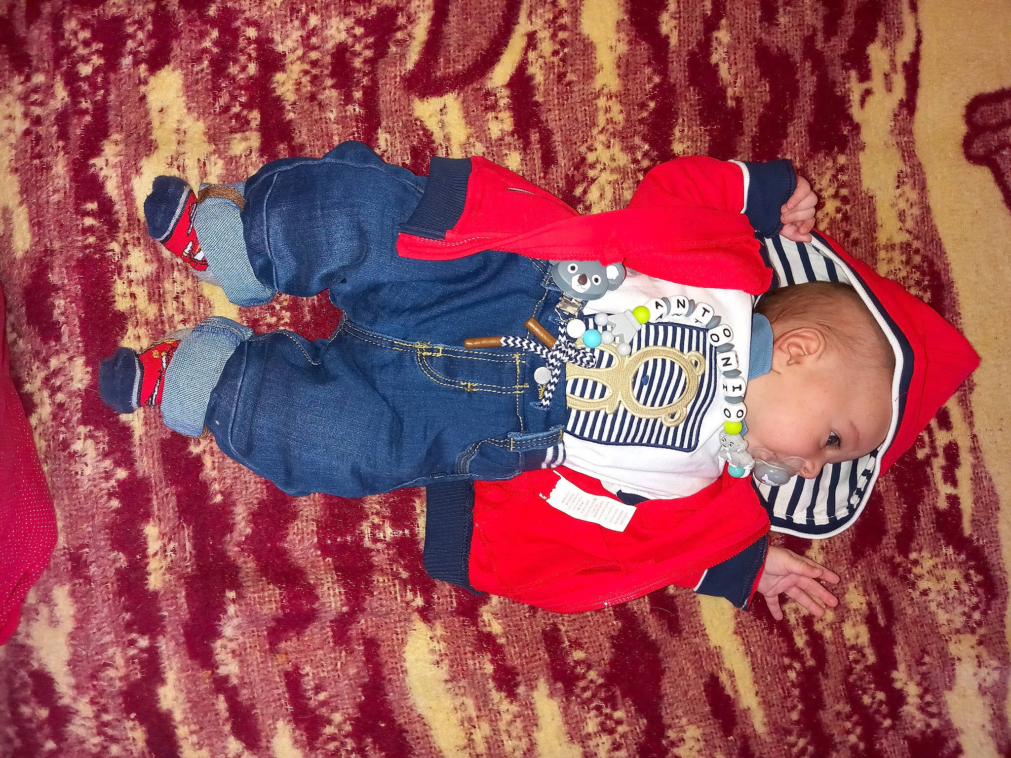 José António a rejoint le concours — aidez-le/la à gagner de superbes lots ! baby, baby_sleeping, baby_toddler_clothing, carmine, child, comfort, electric_blue, fictional_character, fun, happy, holiday, human_body, orange, pattern, person, red, sleeve, t_shirt, textile, toddler