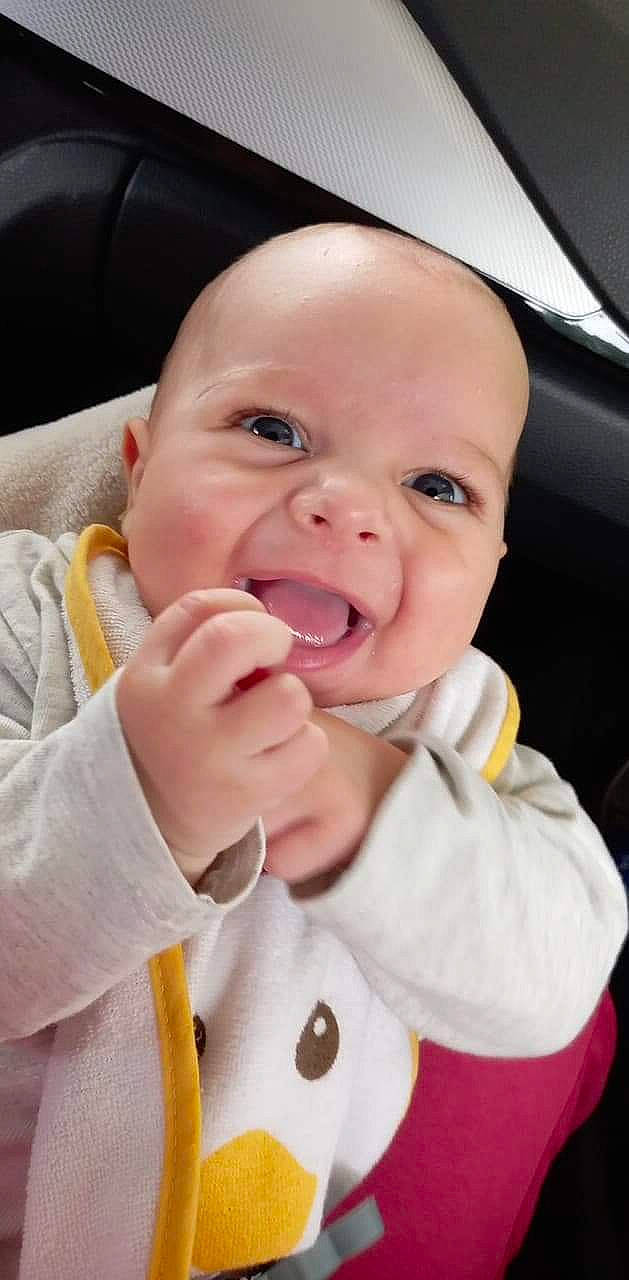 José António participe au concours pour gagner de l'argent avec cette photo : baby, baby_toddler_clothing, cheek, child, chin, collar, comfort, finger, gesture, happy, headgear, lip, mouth, nose, person, pink, skin, sleeve, smile, thumb