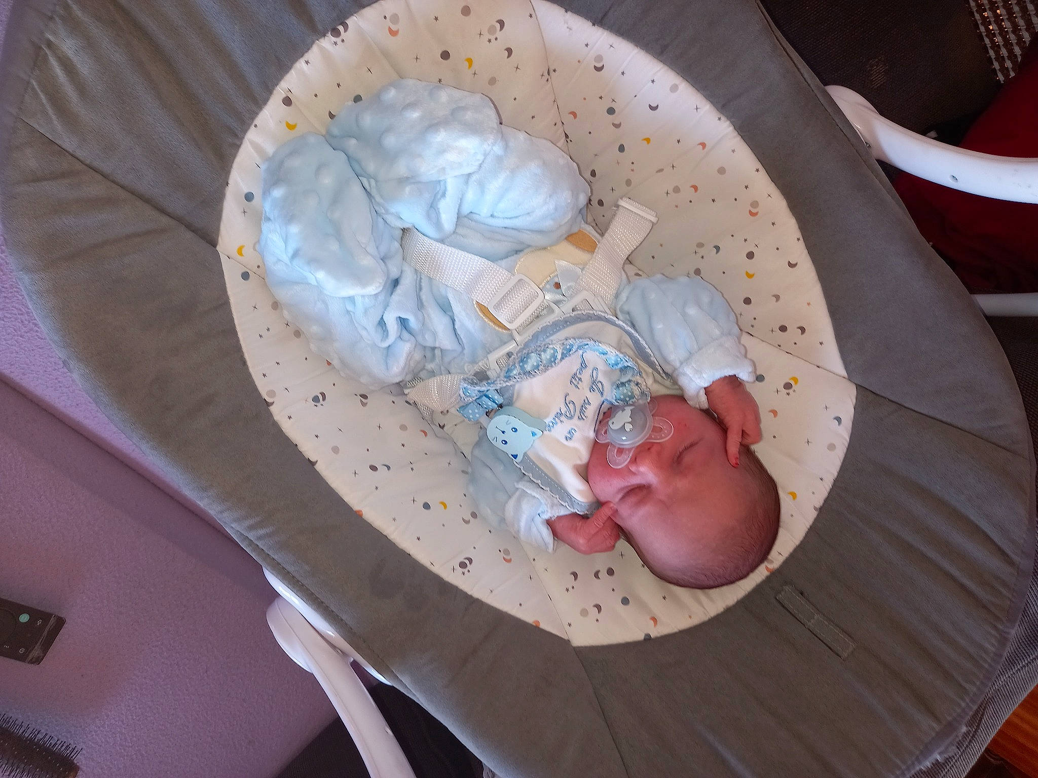 José António a rejoint le concours — aidez-le/la à gagner de superbes lots ! baby, baby_products, baby_safety, ceiling, child, circle, comfort, hat, headgear, infant_bed, linens, person, room, toddler, wood