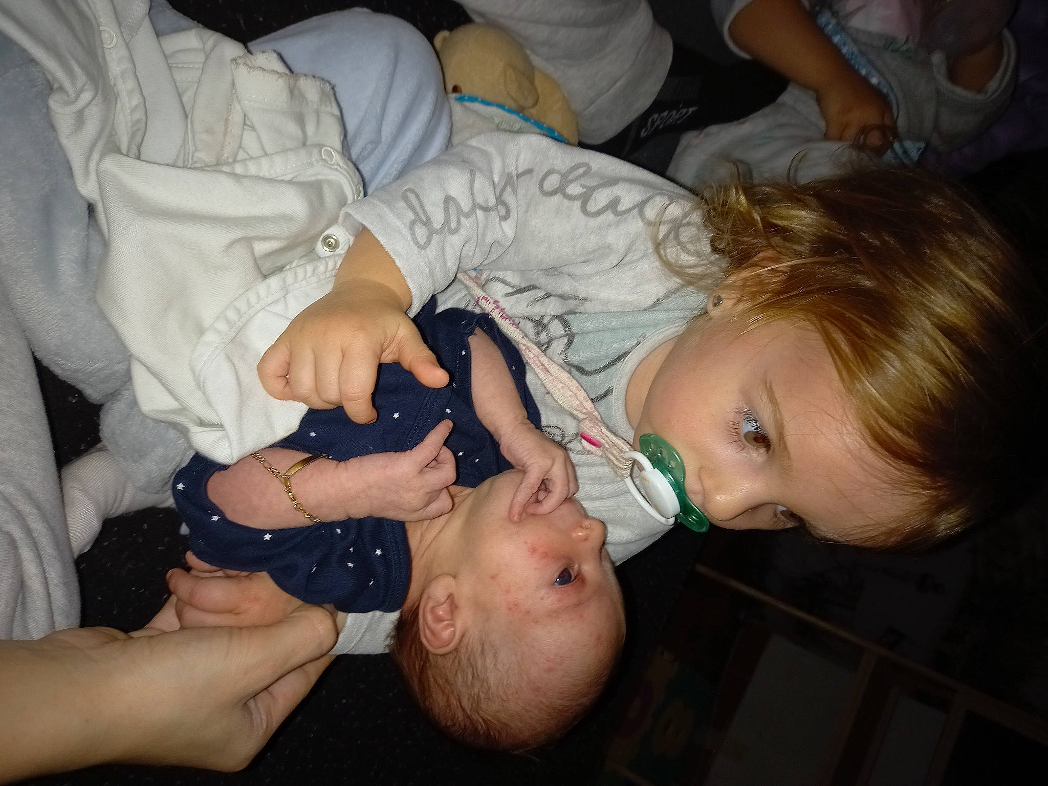 Clara a rejoint le concours — aidez-le/la à gagner de superbes lots ! arm, cheek, ear, eyebrow, eyelash, finger, fun, gesture, hairstyle, hand, happy, interaction, iris, joint, mouth, nose, organ, person, skin, thumb