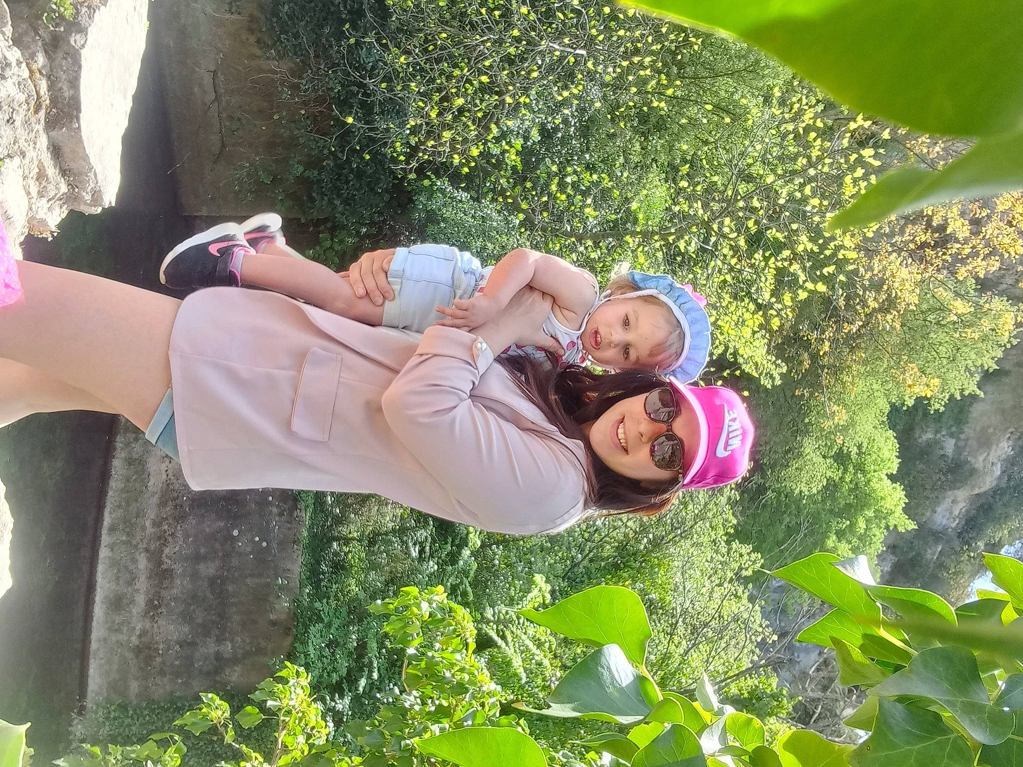 Clara a rejoint le concours — aidez-le/la à gagner de superbes lots ! botany, eyewear, fun, garden, grass, grass_family, green, groundcover, happy, hat, headwear, human_leg, joy, landscape, leaf, leisure, people_in_nature, person, plant, shrub