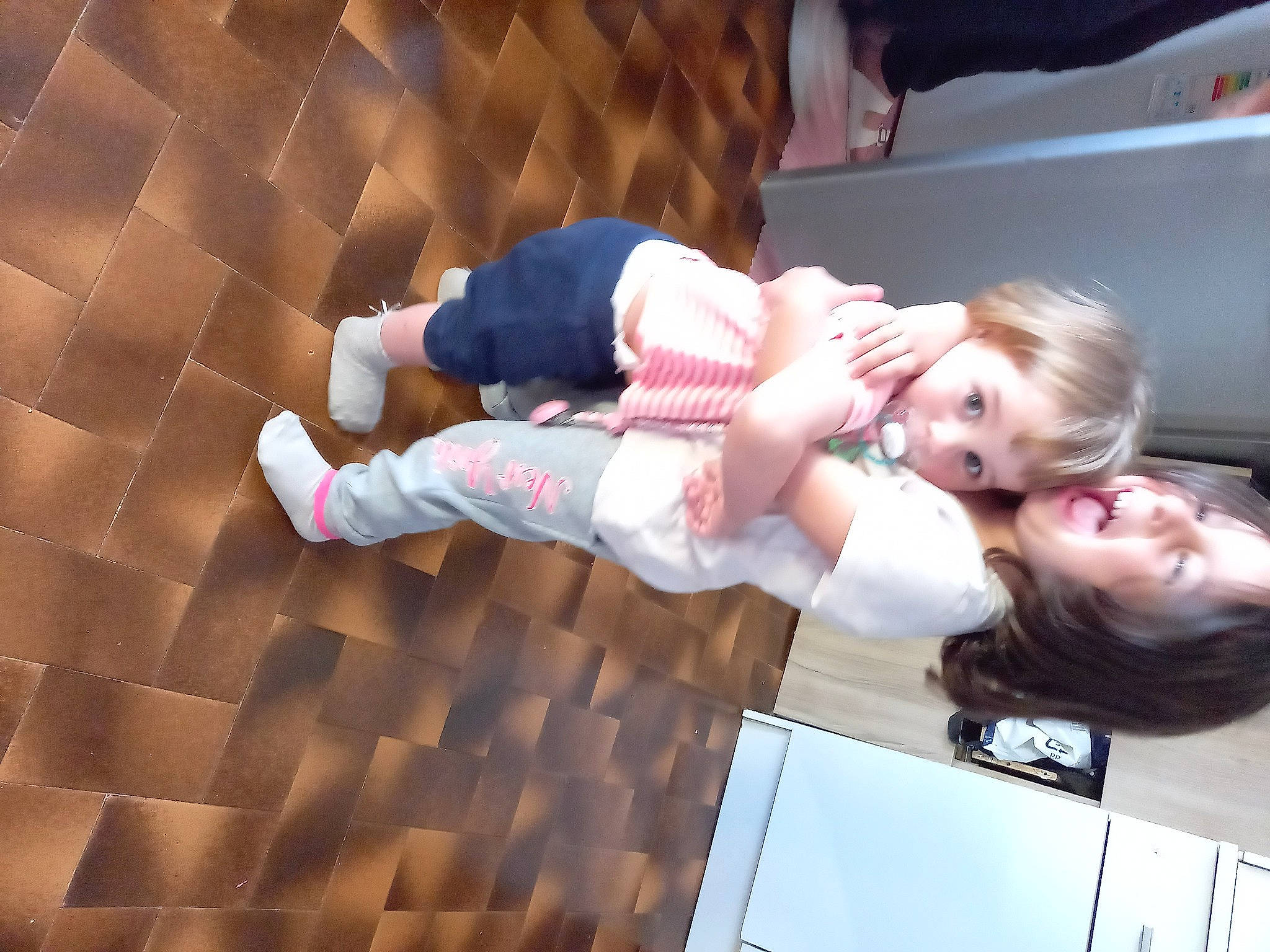 Clara participe au concours pour gagner de l'argent avec cette photo : baby, child, comfort, event, flooring, fun, happy, human_leg, knee, lap, leisure, pattern, person, room, sandal, sitting, smile, sock, thigh, toddler