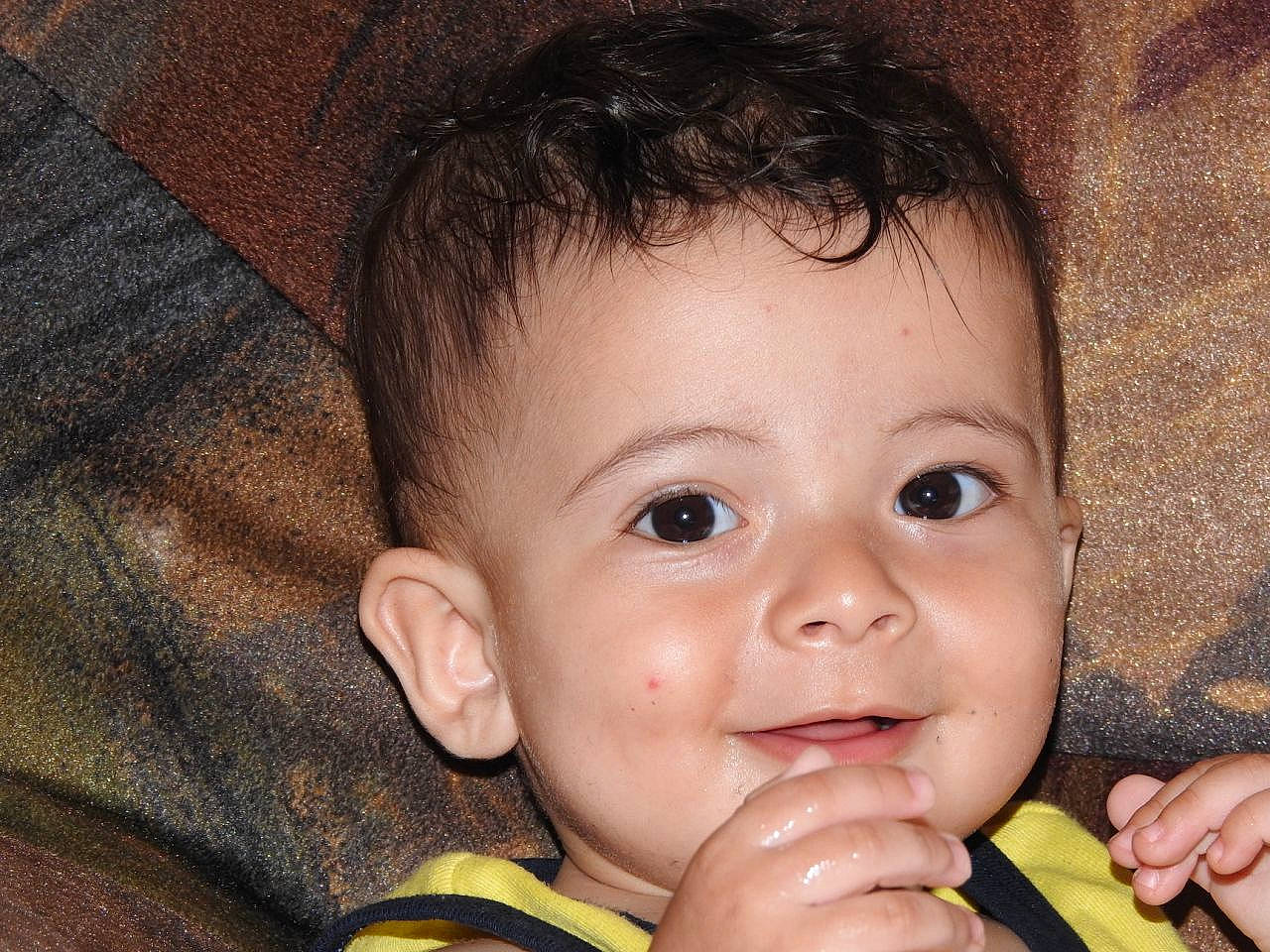 Yacine participe au concours pour gagner de l'argent avec cette photo : baby, cheek, child, chin, close_up, ear, eye, face, finger, forehead, hand, head, iris, lip, mouth, nose, organ, person, skin, smile
