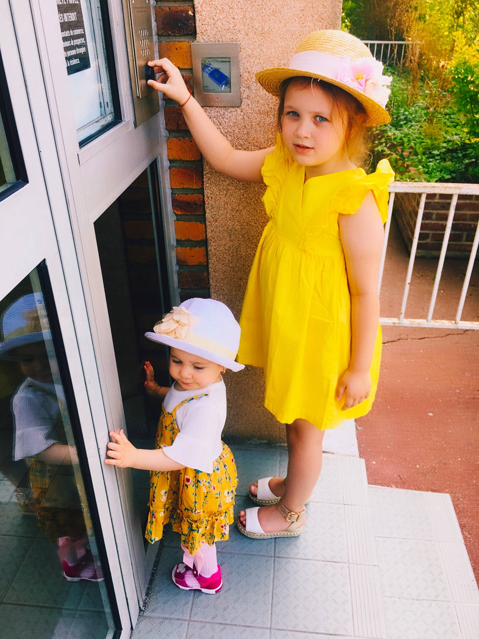 Nicoly Et Maëlys participe au concours pour gagner de l'argent avec cette photo : child, clothing, costume, fashion_accessory, footwear, fun, hat, headgear, headwear, person, photography, play, shoe, snapshot, summer, sun_hat, toddler, vacation, yellow