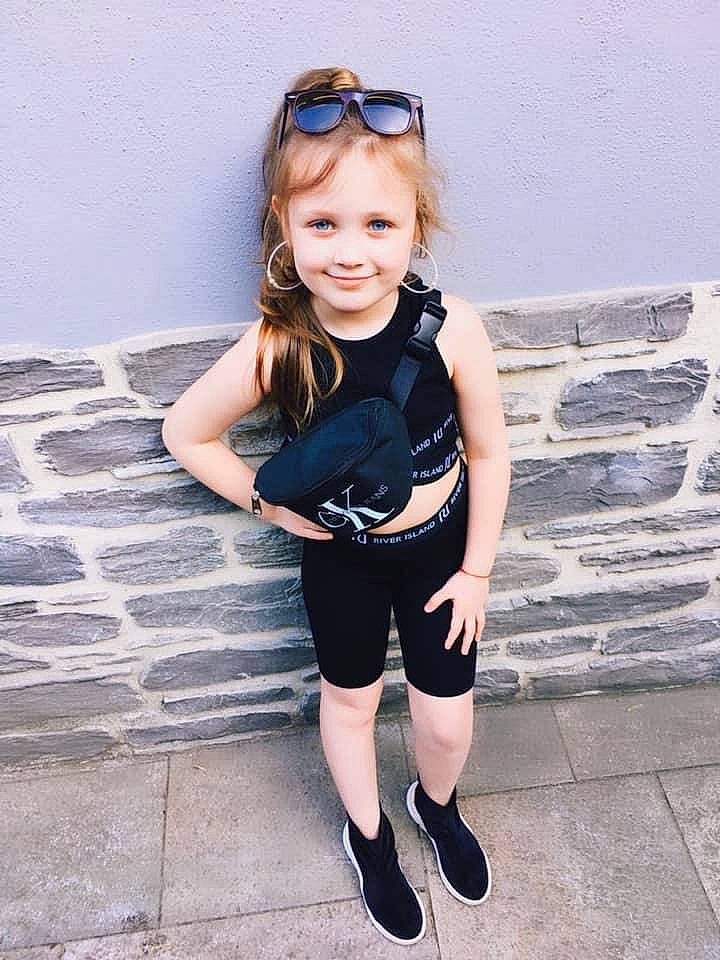 Nicoly Et Maëlys a rejoint le concours — aidez-le/la à gagner de superbes lots ! child, child_model, costume, eyewear, fashion_accessory, glasses, joy, person, personal_protective_equipment, photography, shoe, smile, sunglasses, toddler, vacation