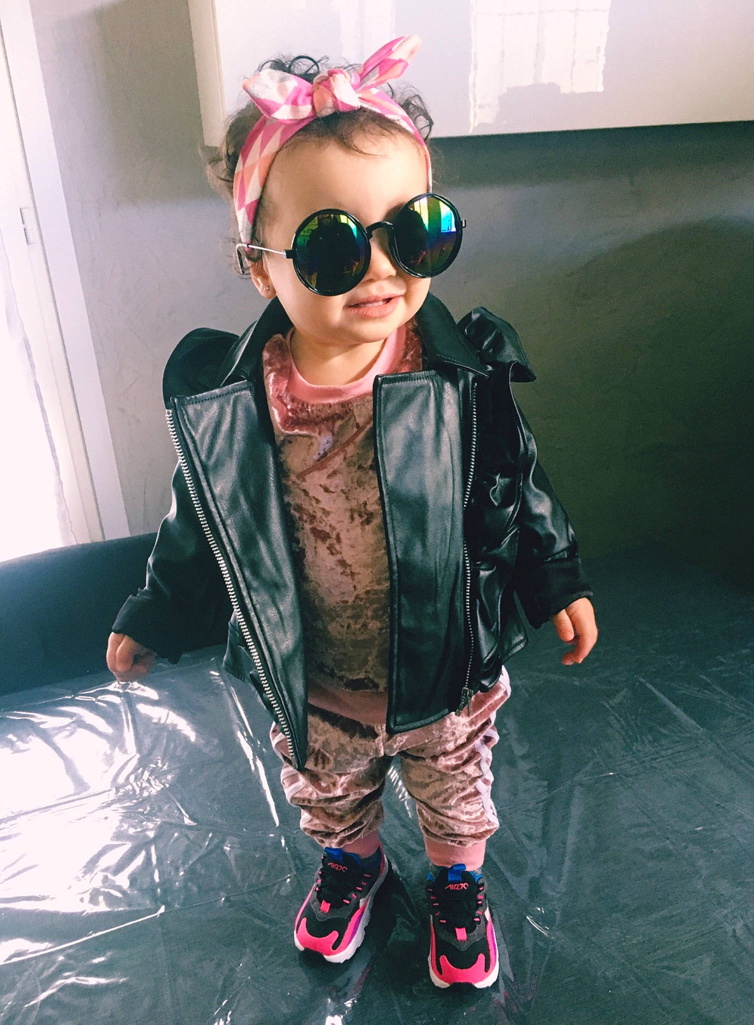 Maëlys a rejoint le concours — aidez-le/la à gagner de superbes lots ! black_hair, child, cool, eyewear, fashion, fashion_accessory, glasses, headgear, jacket, leather, leather_jacket, outerwear, person, pink, sunglasses, textile, vision_care