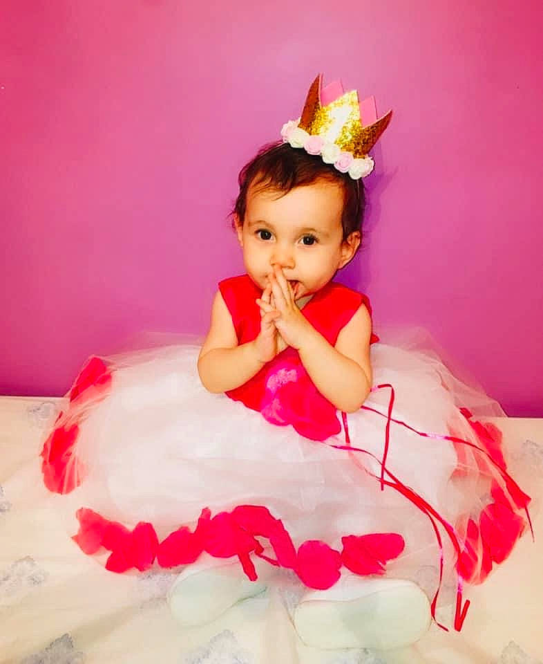 Maëlys a rejoint le concours — aidez-le/la à gagner de superbes lots ! ballet_tutu, child, costume, costume_accessory, hair_accessory, headpiece, person, petal, pink, sweetness, toddler