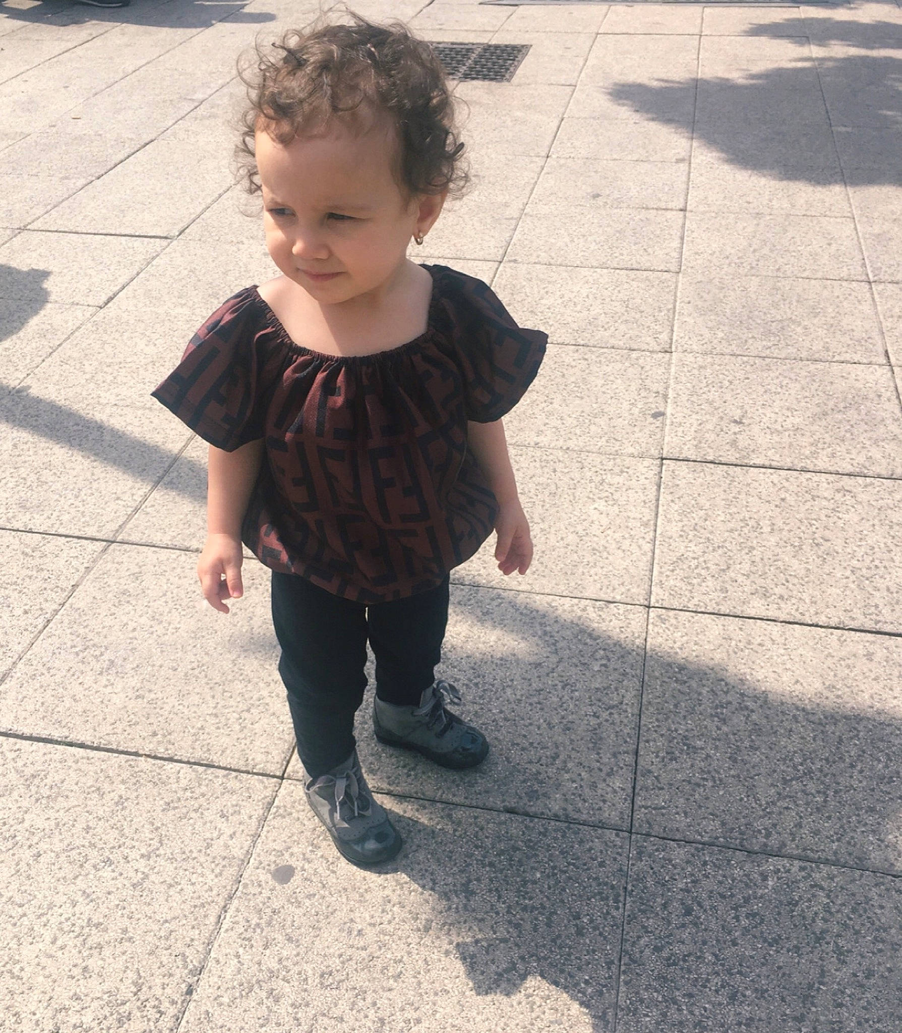 Maëlys participe au concours pour gagner de l'argent avec cette photo : asphalt, child, floor, joint, leg, person, road_surface, shadow, shoe, shoulder, sidewalk, smile, snapshot, standing, t_shirt, toddler, walking