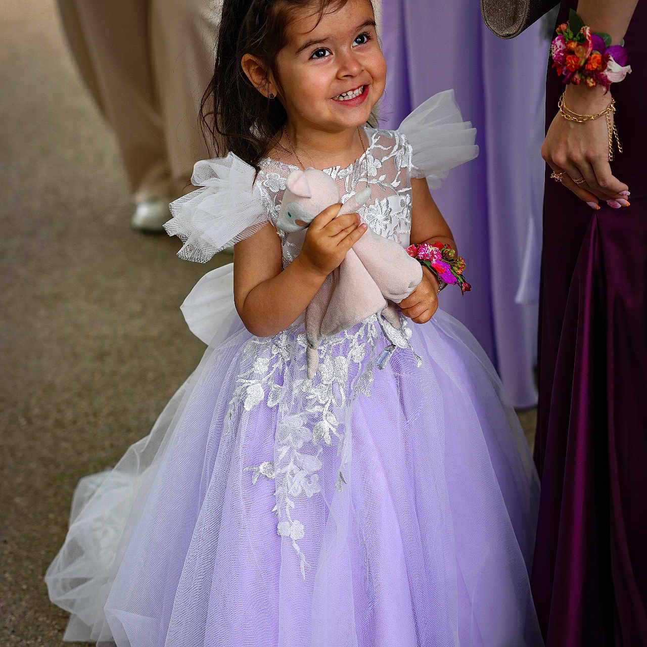 Hélyna participe au concours pour gagner de l'argent avec cette photo : celebration, child, cute, dress, event, fashion, flower_bracelet, girl, hair_clip, happy, holding, lace, lavender, outdoor, people, person, plush_toy, portrait, smile, tulle