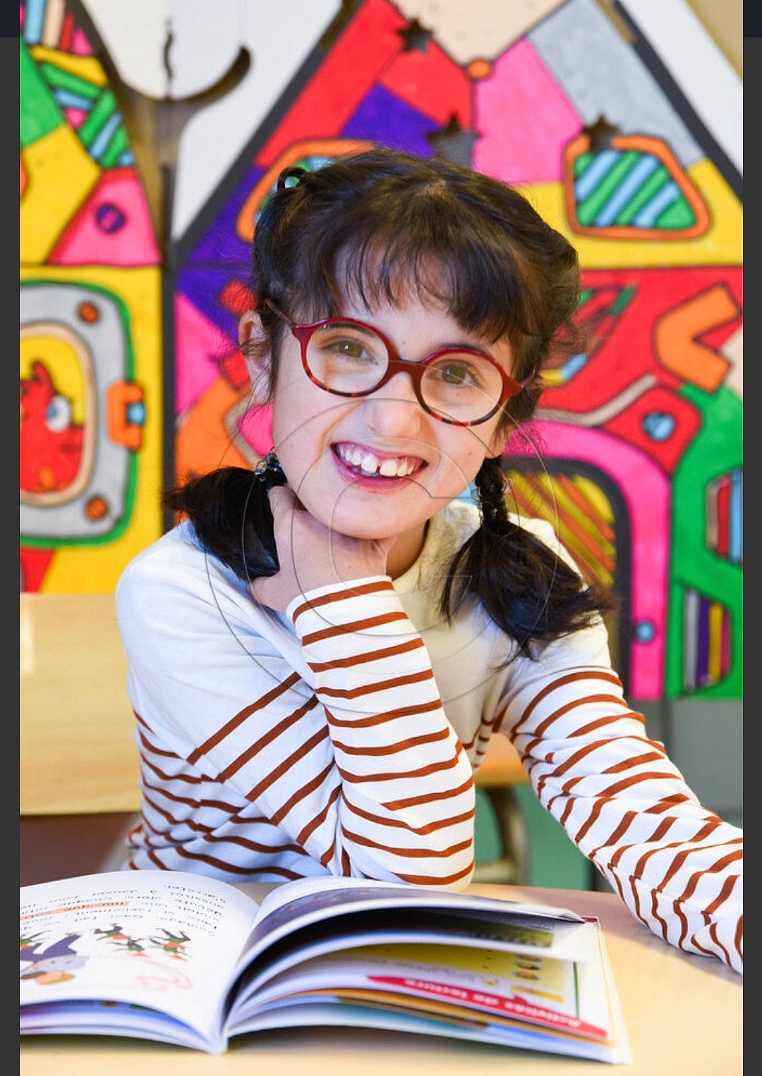 Manon a rejoint le concours — aidez-le/la à gagner de superbes lots ! art, artist, book, chair, child, design, event, eyewear, fun, glasses, happy, joy, leisure, pattern, person, publication, reading, room, sitting, smile