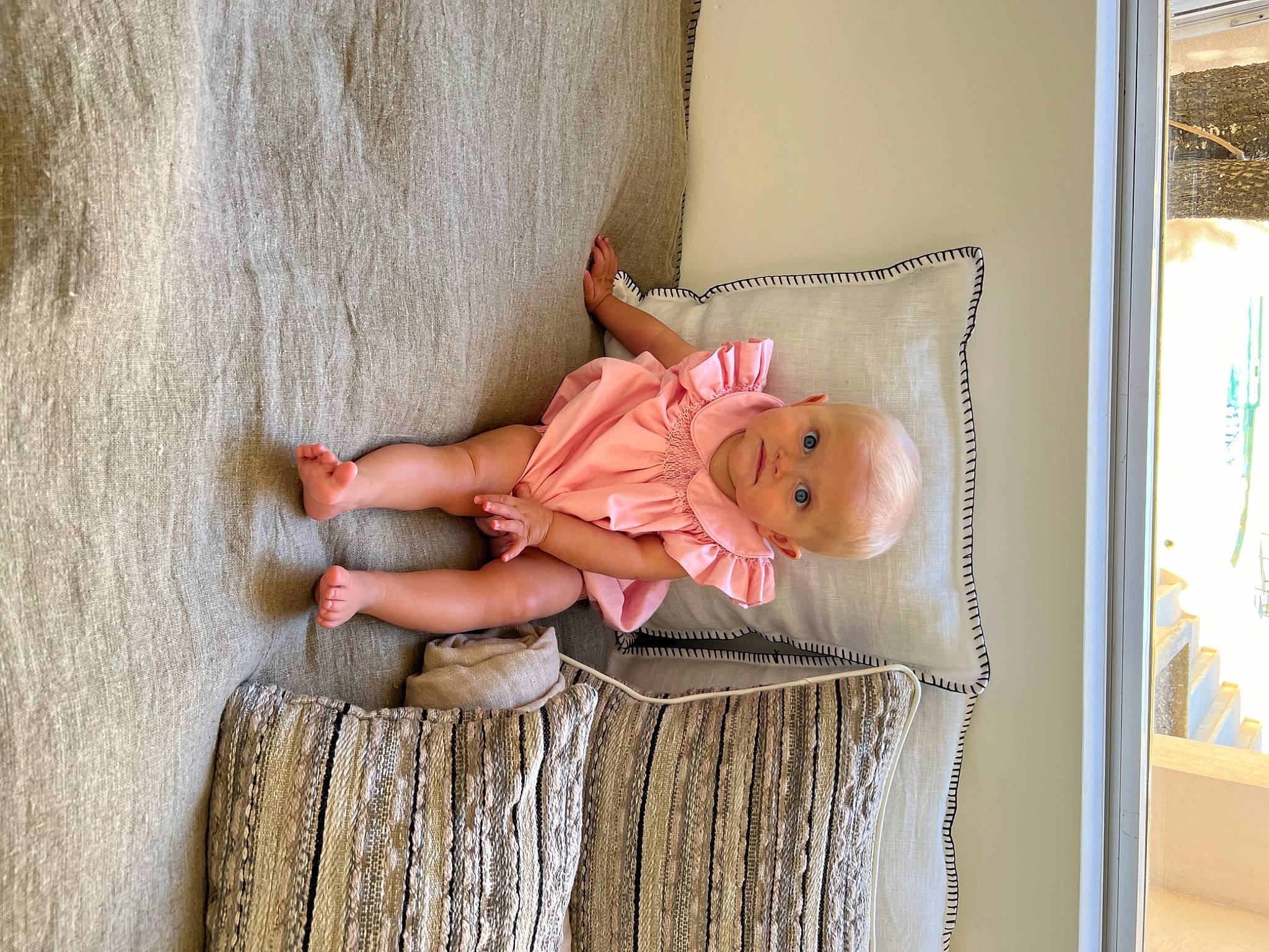 Victoire a rejoint le concours — aidez-le/la à gagner de superbes lots ! art, baby, baby_toddler_clothing, child, doll, eye, fawn, foot, human_body, human_leg, peach, person, pink, room, sandal, sitting, textile, toddler, toy, wood