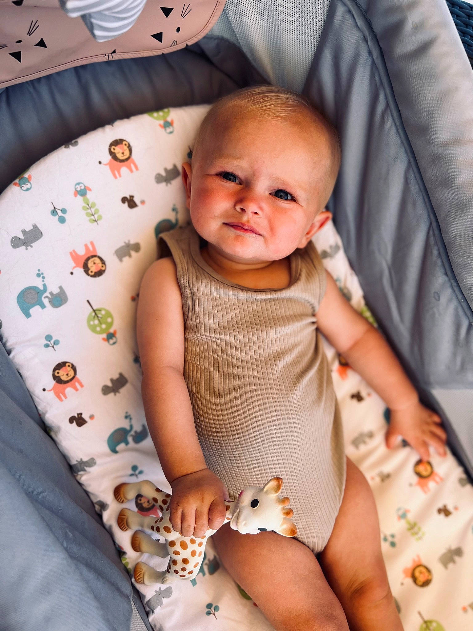 Victoire a rejoint le concours — aidez-le/la à gagner de superbes lots ! baby, baby_toddler_clothing, cheek, comfort, facial_expression, finger, hairstyle, iris, knee, leg, mouth, nail, neck, pattern, person, skin, sleeve, textile, thigh, toddler