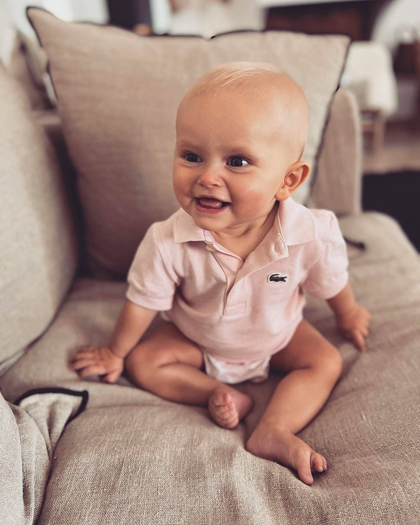 Victoire a rejoint le concours — aidez-le/la à gagner de superbes lots ! baby, baby_toddler_clothing, chair, cheek, child, chin, comfort, couch, eye, flash_photography, flooring, happy, iris, joy, linens, person, sitting, skin, sleeve, smile