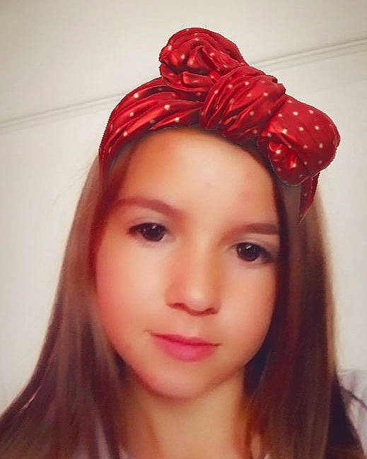 Loréna a rejoint le concours — aidez-le/la à gagner de superbes lots ! beauty, brown_hair, clothing, face, fashion_accessory, forehead, hair, hair_accessory, hair_coloring, hair_tie, hairstyle, head, headband, headgear, headpiece, lip, long_hair, person, red, red_hair