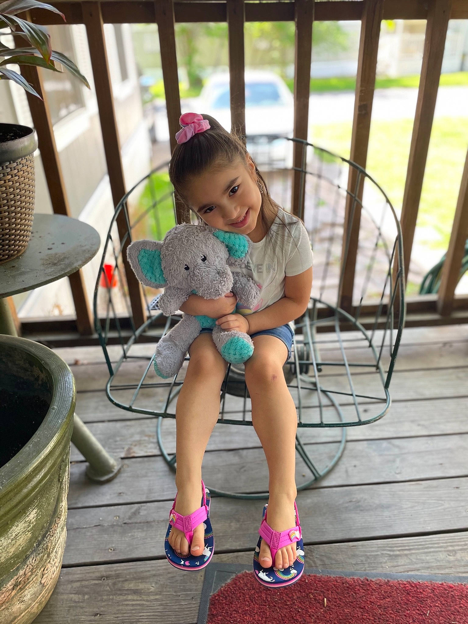 Katalina is registered to the contest to win money with this photo: chair, child, event, foot, fun, happy, hat, human_leg, joy, knee, leg, leisure, mammal, person, recreation, sandal, shorts, smile, summer, t_shirt
