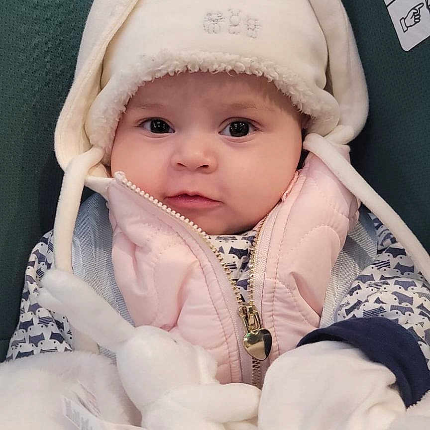 Soalina participe au concours pour gagner de l'argent avec cette photo : baby, blanket, car_seat, cheeks, close_up, cute, eyes, face, hat, hood, indoors, infant, jacket, mittens, plush_toy, portrait, safety_label, stroller, warm_clothing, zipper