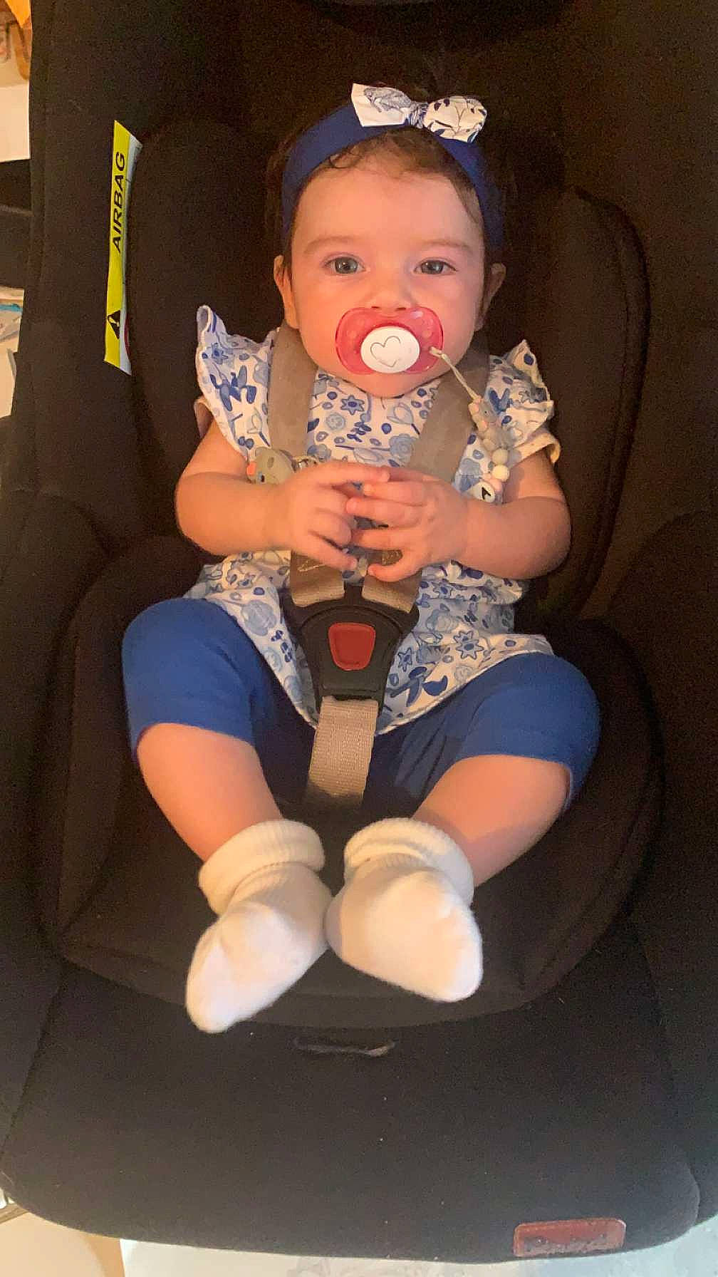 Anna participe au concours pour gagner de l'argent avec cette photo : baby, baby_toddler_clothing, chair, cheek, child, comfort, eye, finger, fun, head, human_leg, knee, lap, leg, mouth, nail, person, sitting, skin, thigh