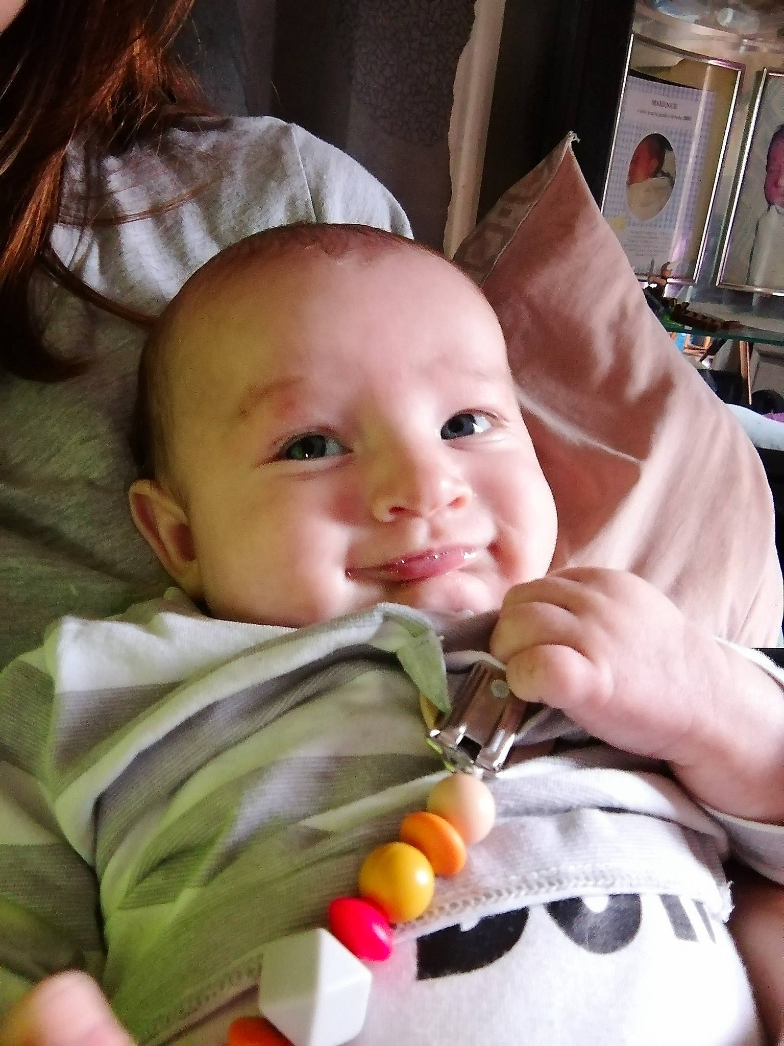 Diego a rejoint le concours — aidez-le/la à gagner de superbes lots ! baby, baby_products, baby_toddler_clothing, cheek, child, chin, comfort, facial_expression, finger, happy, iris, lip, mouth, nose, organ, people, person, skin, smile, textile